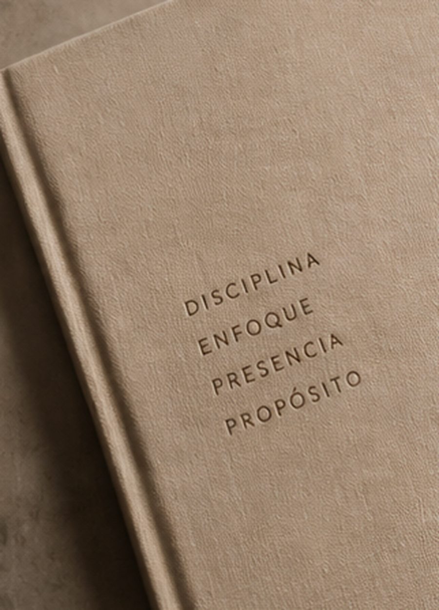 Cuaderno de lino con las palabras disciplina, enfoque, presencia, propósito