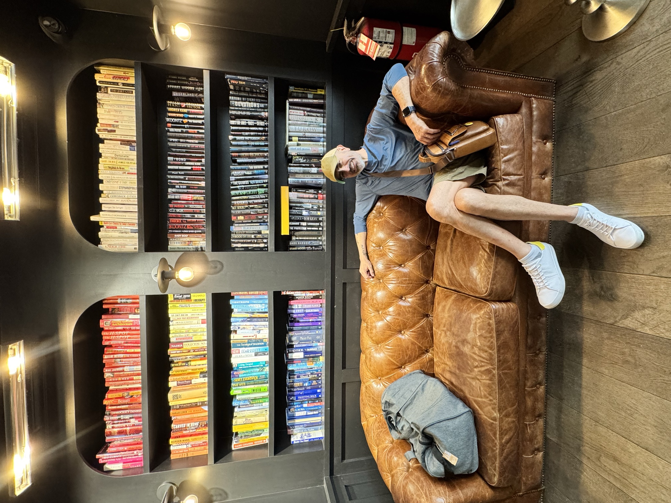 Jorge Figueroa sentado en un sofá de cuero frente a una pared de libros